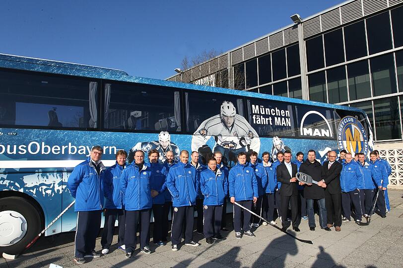 Seit Januar 2012 mit neuem Bus auf DEL-Tour: Die Kufencracks des EHC München.
