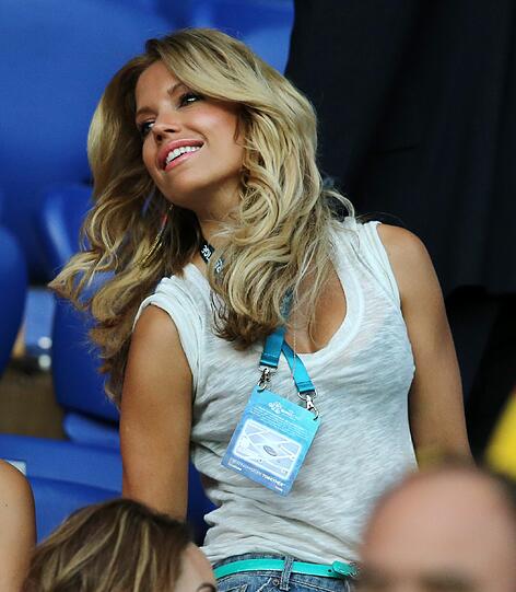Schön wie eh und je zeigt sich Sylvie van der Vaart auf der Tribüne beim Spiel gegen Deutschland. Ihrem Mann hat sie ein Küsschen versprochen, wenn Holland verliert.