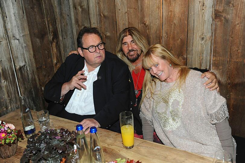 Promis beim Futurecom-Sommerfest: Ottfried Fischer und Abi Ofarim mit Freundin Kirsten Schmidt.
