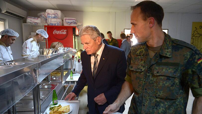 Essen fassen: Bundespräsident Joachim Gauck in der Kantine einer deutschen "Patriot"-Raketenabwehrstaffel. Essen fassen: Bundespräsident Joachim Gauck in der Kantine einer deutschen "Patriot"-Raketenabwehrstaffel.