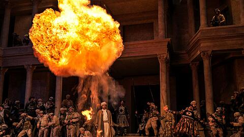 Wenn der Blitz Jehovas einschlägt: Das Finale des zweiten Akts von Verdis "Nabucco" in Oberammergau.