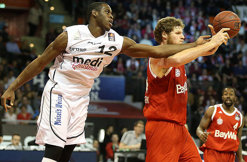 Spielszene aus der vergangenen Saison: Bayern-Spieler John Bryant (rechts) erwehrt sich der Attacke des Bayreuthers Javon McCrea.