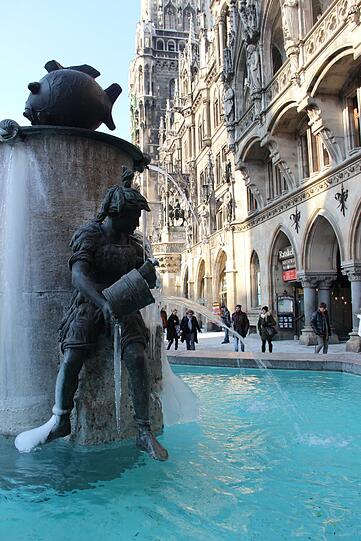 Das Wasser am Fischbrunnen fließt &ndash; und der bronzene Metzgersbursche hat einen eisigen Umhang.