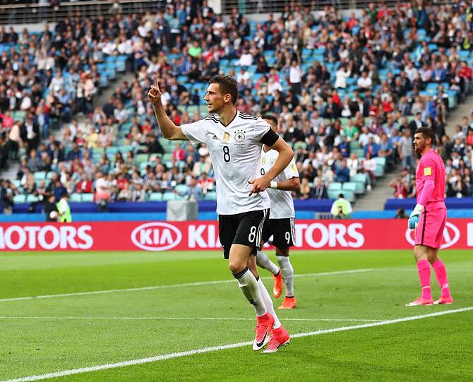 LEON GORETZKA NOTE 1: Wurde im Strafraum gefoult und holte so den Elfmeter zum 2:1 raus. Wirkte sicherer und dominanter als Rudy im defensiven Mittelfeld. Mit einigen gelungenen Pässen und Offensivaktionen. Krönte seine starke Leistung mit seinem ersten Länderspieltor.