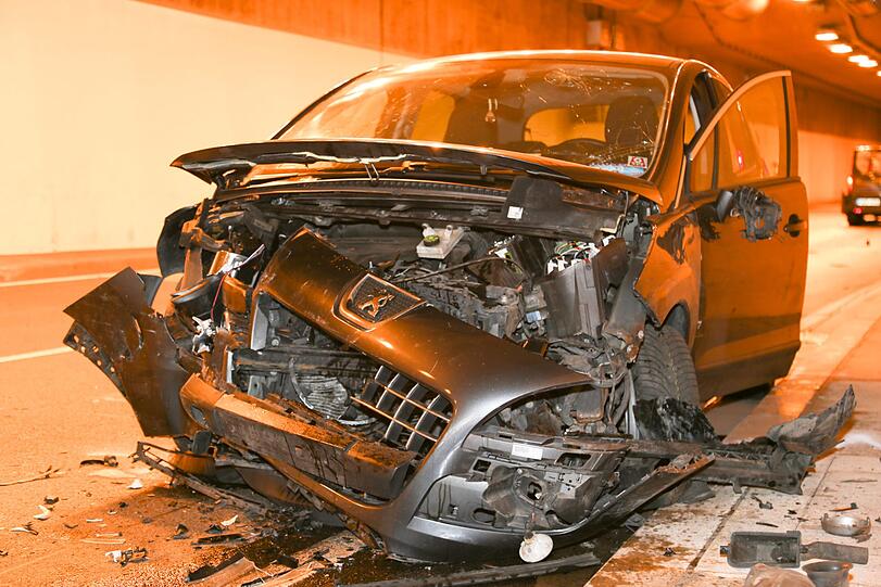 Die Bilder vom schweren Unfall im Farchanter Tunnel auf der B2.