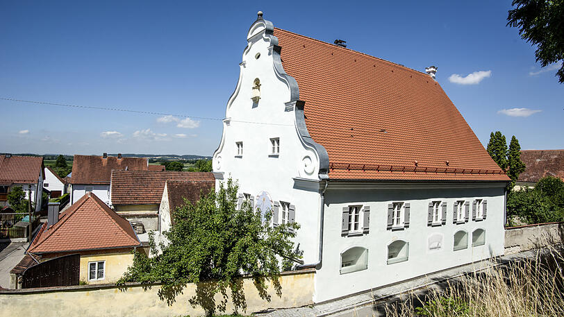 Das liebevoll restaurierte Pfarrheim von Bertoldsheim (Kreis Neuburg-Schrobenhausen).