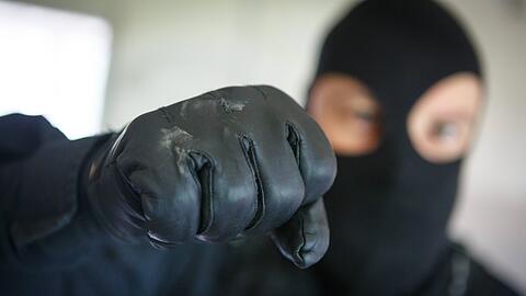 Mit einer Sturmhaube getarnt wollte ein junger Mann einen Supermarkt überfallen. Als er über eine Rentnerin stolperte, gab er auf.