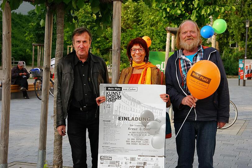 Engagiert: Melly Kieweg von der Initiative "Mehr Platz zum Leben". Unterstützung bekommt sie von Hartmut Böttcher und Brar Braren.