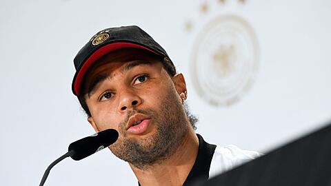 Serge Gnabry spricht bei der Pressekonferenz im DFB-Medienzentrum.
