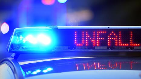 Der Mann war mit seinem Pedelec auf dem Gehweg unterwegs und stürzte aus bislang ungeklärter Ursache auf die Fahrbahn. (Symbolbild)