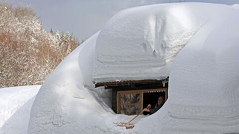 In Deggendorf t&uuml;rmte sich der Schnee meterhoch auf einem Hausdach. (Archivbild)