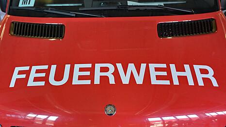 Die Feuerwehr brachte die Flammen unter Kontrolle. (Symbolbild)