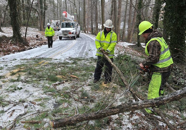 Einsatzkräfte vom "Wright Tree Service" beseitigen einen umgestürzten Baum in Smyrna, Georgia.