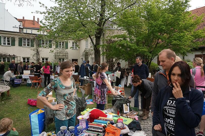 Viele Besucher auch auf dem Haidhausener Hofflomarkt.