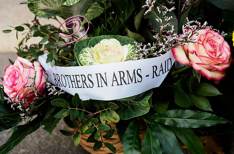 Auf einem Blumenkranz ist die Aufschrift "Brothers in Arms" (Waffenbrüder) der Spezialeinheit RAID (Recherche, Assistance, Intervention, Dissuasion) der französischen "Police nationale" zu sehen.