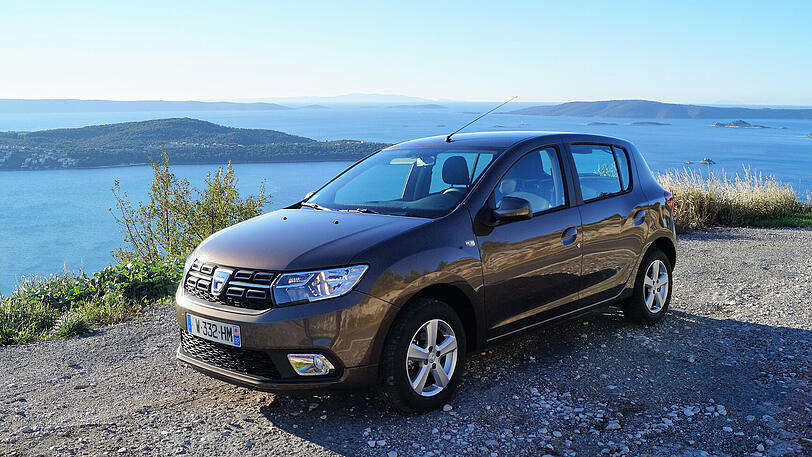 Platz 10: Und hier ist die Nummer zehn der Neuzulassungs-Parade des Monats Juli: Der eher sehr kompakt ausgefallene Kompakte Dacia Sandero, der 2.281 Mal erstmals Nummernschilder zugeteilt bekam. Er liegt zwar zahlenmäßig auf dem letzten Platz der Top Ten, kann sich beim Thema Preise aber ganz nach vorne schieben. Der Basispreis liegt bei 6.990 Euro, wer sich etwa für den TCe 90 Start & Stop mit 66 kW/90 PS entscheidet, ist in der feineren Version Lauréate ab 10.750 Euro im Spiel. 175 km/h sind damit drin, eine Sprintzeit von 11,0 ebenso - und ein Normverbrauch von 4,9 Liter je 100 Kilometer.