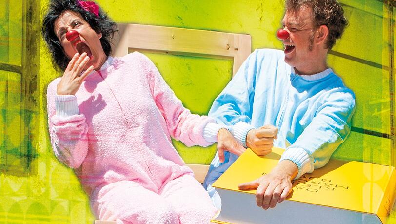 Die Clowns Mimi und Herbert sind richten ein Durcheinander an, denn sie sind: allein daheim. Die Clowns Mimi und Herbert sind richten ein Durcheinander an, denn sie sind: allein daheim.
