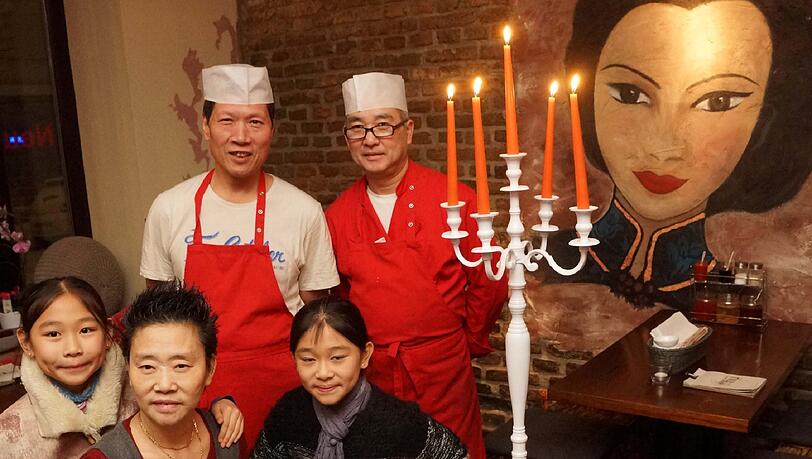 Madame Hu mit ihrer Familie. Madame Hu mit ihrer Familie.