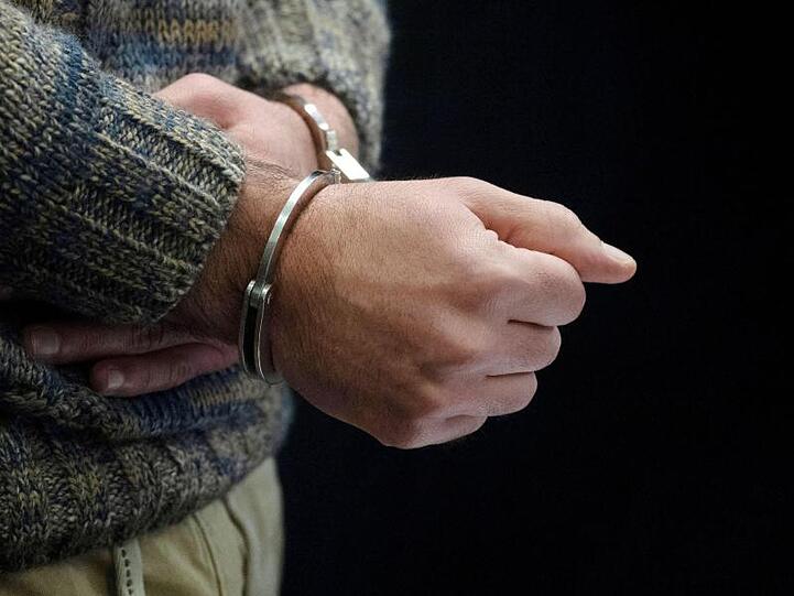 Nachdem die Obduktion des Säuglings ergeben hatte, dass dieser an den Folgen einer Gewalteinwirkung starb, wurde der 19-Jährige festgenommen.