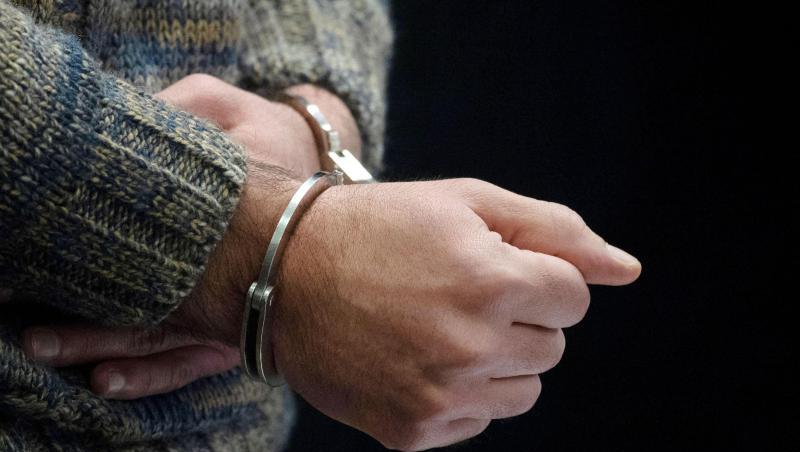 Nachdem die Obduktion des Säuglings ergeben hatte, dass dieser an den Folgen einer Gewalteinwirkung starb, wurde der 19-Jährige festgenommen. Nachdem die Obduktion des Säuglings ergeben hatte, dass dieser an den Folgen einer Gewalteinwirkung starb, wurde der 19-Jährige festgenommen.