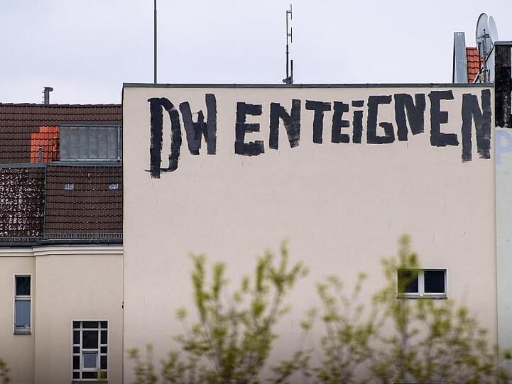 Die Forderung "DW enteignen" an der Brandmauer eines Wohnhauses im Berliner Bezirk Westend.