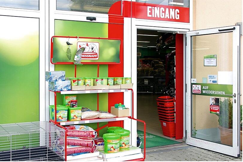 Bereits eine Institution in Starnberg ist der Fressnapf-Markt gegenüber dem ehemaligen Tengelmann, jetzt Edeka, der auf kleiner Fläche große Auswahl bietet. Der S-Bahnhof Starnberg Nord ist nur wenige Schritte entfernt, am Markt stehen kostenlose Parkplätze bereit. Unsere erfahrenen Mitarbeiterinnen und Mitarbeiter haben immer einen Tipp zu Ernährung und Zubehör an der Hand.
