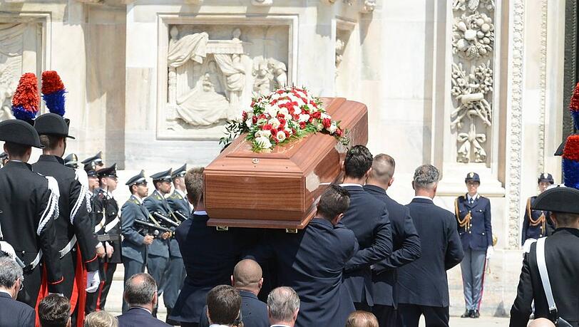 Der Sarg von Silvio Berlusconi auf dem Weg in den Mailänder Dom.