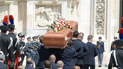 Der Sarg von Silvio Berlusconi auf dem Weg in den Mailänder Dom.