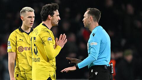 Dortmunds Mats Hummels diskutiert nach der Elfmeter-Entscheidung mit Schiedsrichter Srdjan Jovanovic.