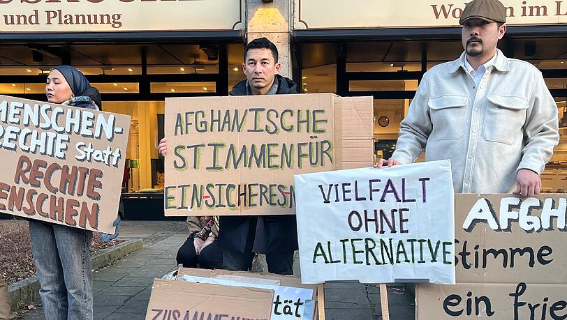 Afghanen am Rand des Verdi-Gedenkens mit Schildern. Afghanen am Rand des Verdi-Gedenkens mit Schildern.