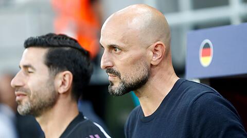 U21-Nationaltrainer Antonio Di Salvo (r) erlebte einen höchst intensiven Abend.