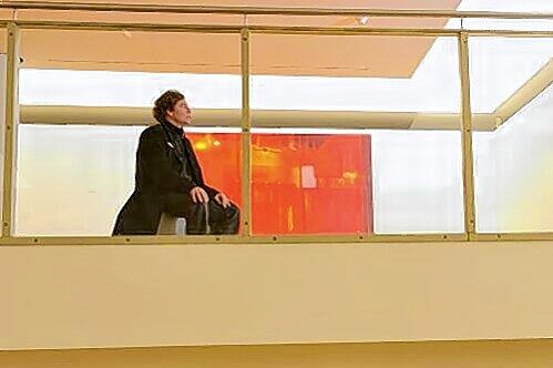 Umgeben von seinen farbintensiven Spiegelbildern: Jürgen Durner im Fürther Teil der Doppel-Schau &ndash; hinten leuchtet &bdquo;Soho&ldquo; Rot.