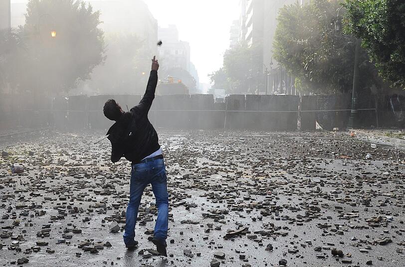 Dadurch sollte offenbar
verhindert werden, dass die Protestierenden zum Kabinettsgebäude
zurückkehren, das sie in den vergangenen drei Wochen belagert hatten.