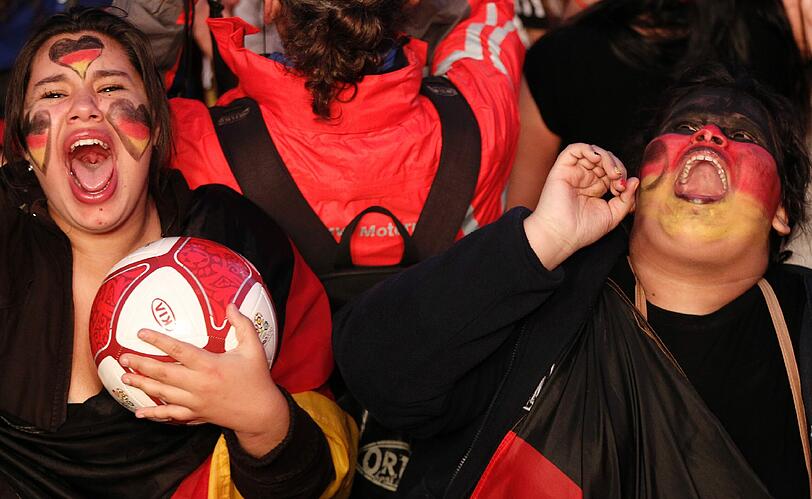 Fahnen, Masken, gute Laune: Nach dem grandiosen 4:2 gegen Griechenland ist ganz Deutschland im Freudenrausch! Die Bilder der Fans zum Durchklicken und Mitfeiern!