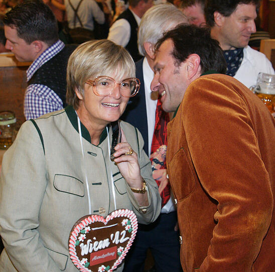 Arno Makowsky unterhält sich mit Gloria von Thurn und Taxis.