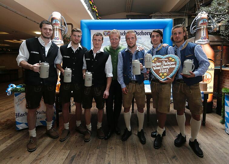Die Pschorr Wiesn Champions: Der TSV 1860 und der EHC München haben sich in den Disziplinen Nageln, Anzapfen und Maßkrug-Stemmen gemessen. Die Bilder.