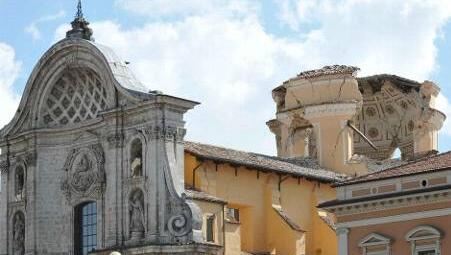 Damals zerstört, jetzt noch eingerüstet: die Kirche Santa Maria del Suffragio
