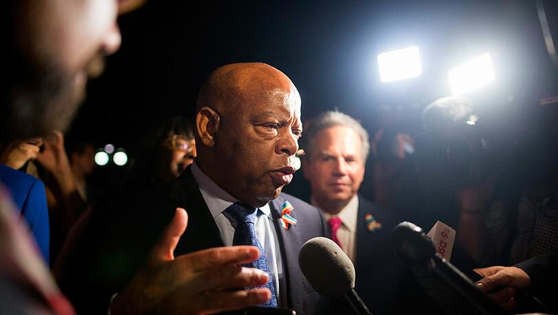 Fordert eine Verschärfung des Waffenrechts: Demokraten-Abgeordneter John Lewis organisiert eine Sitzblockade. Fordert eine Verschärfung des Waffenrechts: Demokraten-Abgeordneter John Lewis organisiert eine Sitzblockade.
