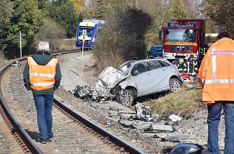 Der Regionalzug rammte den Wagen, als dieser gerade die Gleise überquerte. Beide Insassen starben noch am Unfallort.