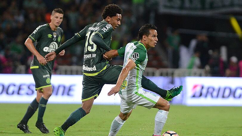 Bei der Rückkehr an den Absturzort Medellín enttäuscht Chapecoense sportlich, wird aber gefeiert. Bei der Rückkehr an den Absturzort Medellín enttäuscht Chapecoense sportlich, wird aber gefeiert.
