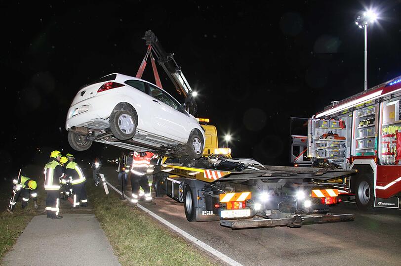 Auf der Staatsstraße 2353 im Landkreis Mühldorf sind ein Ford und ein Skoda beinahe frontal zusammengeprallt.