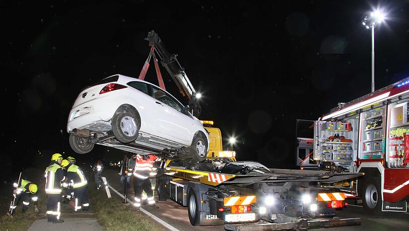 Auf der Staatsstraße 2353 im Landkreis Mühldorf sind ein Ford und ein Skoda beinahe frontal zusammengeprallt. Auf der Staatsstraße 2353 im Landkreis Mühldorf sind ein Ford und ein Skoda beinahe frontal zusammengeprallt.