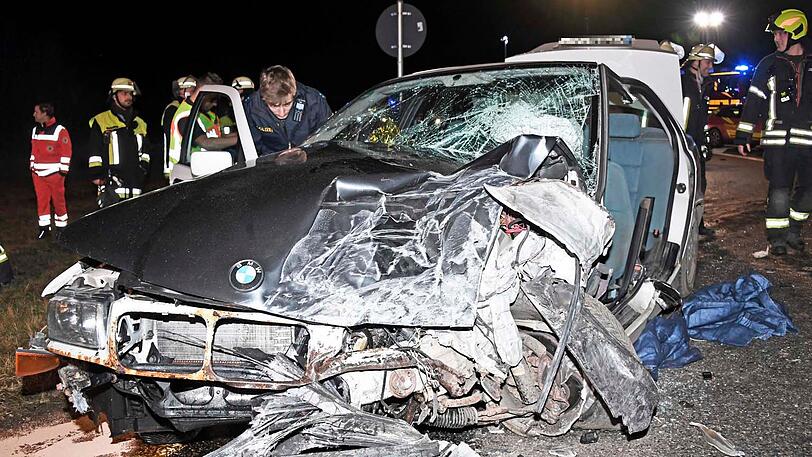 Der Fahrer konnte schwer verletzt ins Krankenhaus gebracht werden.