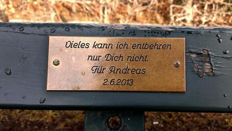 Im Englischen Garten und Nymphenburger Schlosspark haben Münchner tausende Plaketten mit Widmungen auf Parkbänken angebracht.