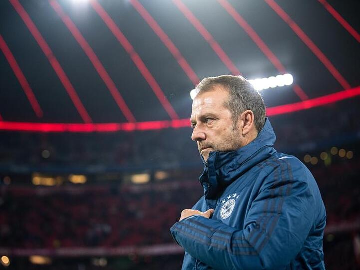 Trainer Hansi Flick vom FC Bayern München steht vor Spielbeginn am Spielfeldrand. Foto: Matthias Balk/dpa
