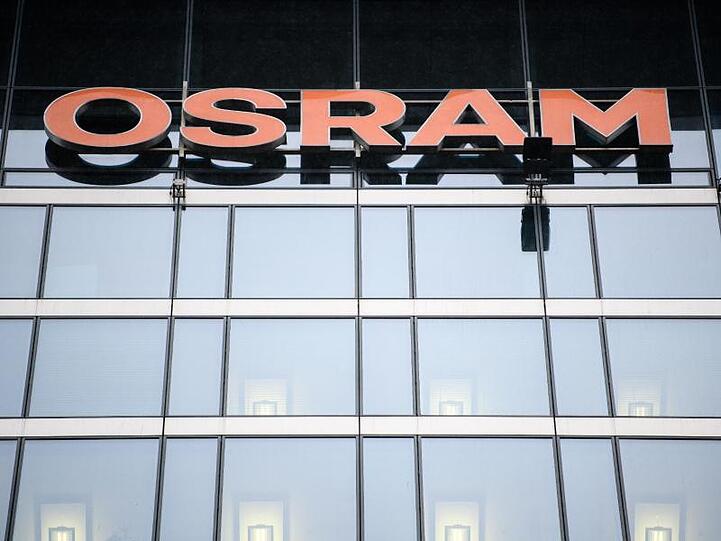 Das Osram-Logo an einem Gebäude. Foto: Matthias Balk/Archivbild