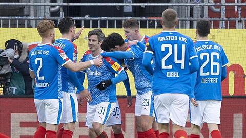 Kiels Spieler feiern Kiels Fin Bartels (3.v.l.) für seinen Treffer zum 2:0 gegen Eintracht Braunschweig.