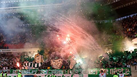 Fans von Greuther Fürth sorgen mit dem Abbrennen von Pyrotechnik und Feuerwerkskörpern für eine Spielunterbrechung.