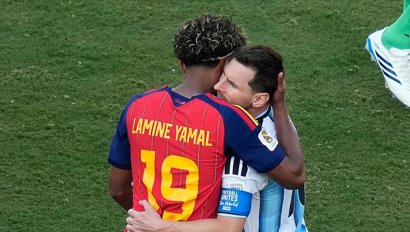 Spaniens Lamine Yamal (l.) nahm Messi tröstend in den Arm. Spaniens Lamine Yamal (l.) nahm Messi tröstend in den Arm.