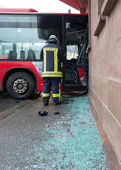 Unfall in Weinheim: Ein Linienbus ist in eine Häuserfront gerauscht. Sechs Personen wurden dabei verletzt.